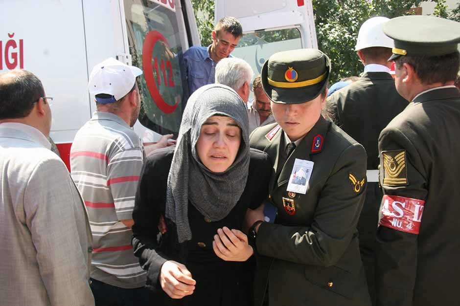 Bingöl'de meydana gelen mayın patlamasında şehit olan Piyade Uzman Çavuş Kerim Üye memleketi Afyonkarahisar’da gerçekleştirilen cenaze töreninin ardından son yolculuğuna uğurlandı. Aile üyelerinin ayakta durmak zorluk çektiği cenaze törenine yaklaşık 10 bin kişi katıldı. 