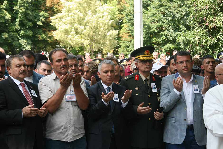 Bingöl'de meydana gelen mayın patlamasında şehit olan Piyade Uzman Çavuş Kerim Üye memleketi Afyonkarahisar’da gerçekleştirilen cenaze töreninin ardından son yolculuğuna uğurlandı. Aile üyelerinin ayakta durmak zorluk çektiği cenaze törenine yaklaşık 10 bin kişi katıldı. 