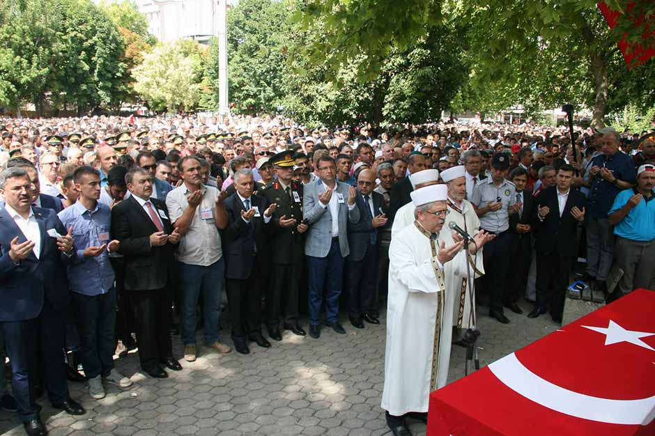 Bingöl'de meydana gelen mayın patlamasında şehit olan Piyade Uzman Çavuş Kerim Üye memleketi Afyonkarahisar’da gerçekleştirilen cenaze töreninin ardından son yolculuğuna uğurlandı. Aile üyelerinin ayakta durmak zorluk çektiği cenaze törenine yaklaşık 10 bin kişi katıldı. 