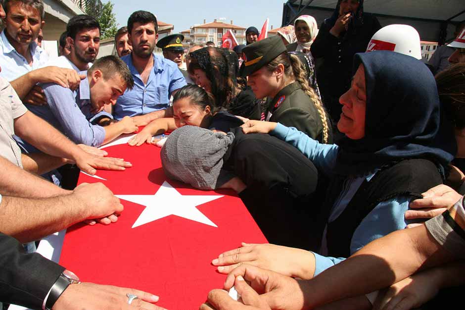 Bingöl'de meydana gelen mayın patlamasında şehit olan Piyade Uzman Çavuş Kerim Üye memleketi Afyonkarahisar’da gerçekleştirilen cenaze töreninin ardından son yolculuğuna uğurlandı. Aile üyelerinin ayakta durmak zorluk çektiği cenaze törenine yaklaşık 10 bin kişi katıldı. 