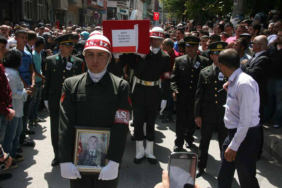 Bingöl'de meydana gelen mayın patlamasında şehit olan Piyade Uzman Çavuş Kerim Üye memleketi Afyonkarahisar’da gerçekleştirilen cenaze töreninin ardından son yolculuğuna uğurlandı. Aile üyelerinin ayakta durmak zorluk çektiği cenaze törenine yaklaşık 10 bin kişi katıldı. 