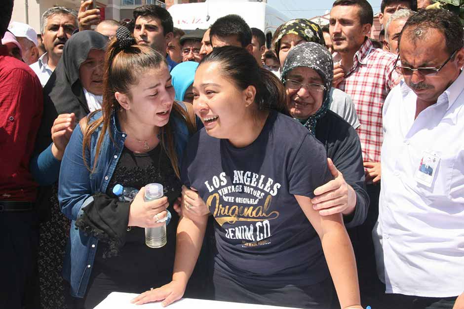 Bingöl'de meydana gelen mayın patlamasında şehit olan Piyade Uzman Çavuş Kerim Üye memleketi Afyonkarahisar’da gerçekleştirilen cenaze töreninin ardından son yolculuğuna uğurlandı. Aile üyelerinin ayakta durmak zorluk çektiği cenaze törenine yaklaşık 10 bin kişi katıldı. 