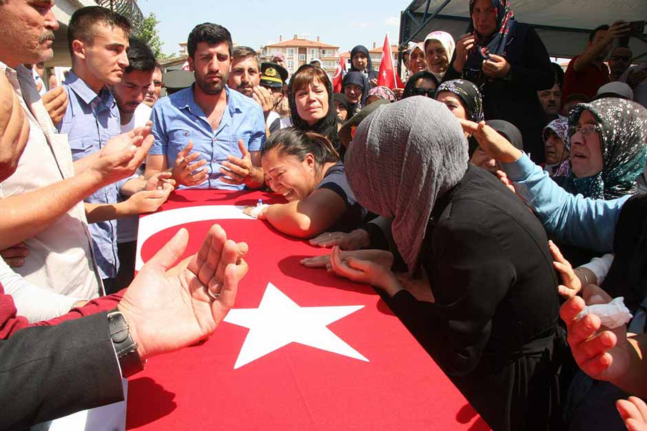 Bingöl'de meydana gelen mayın patlamasında şehit olan Piyade Uzman Çavuş Kerim Üye memleketi Afyonkarahisar’da gerçekleştirilen cenaze töreninin ardından son yolculuğuna uğurlandı. Aile üyelerinin ayakta durmak zorluk çektiği cenaze törenine yaklaşık 10 bin kişi katıldı. 