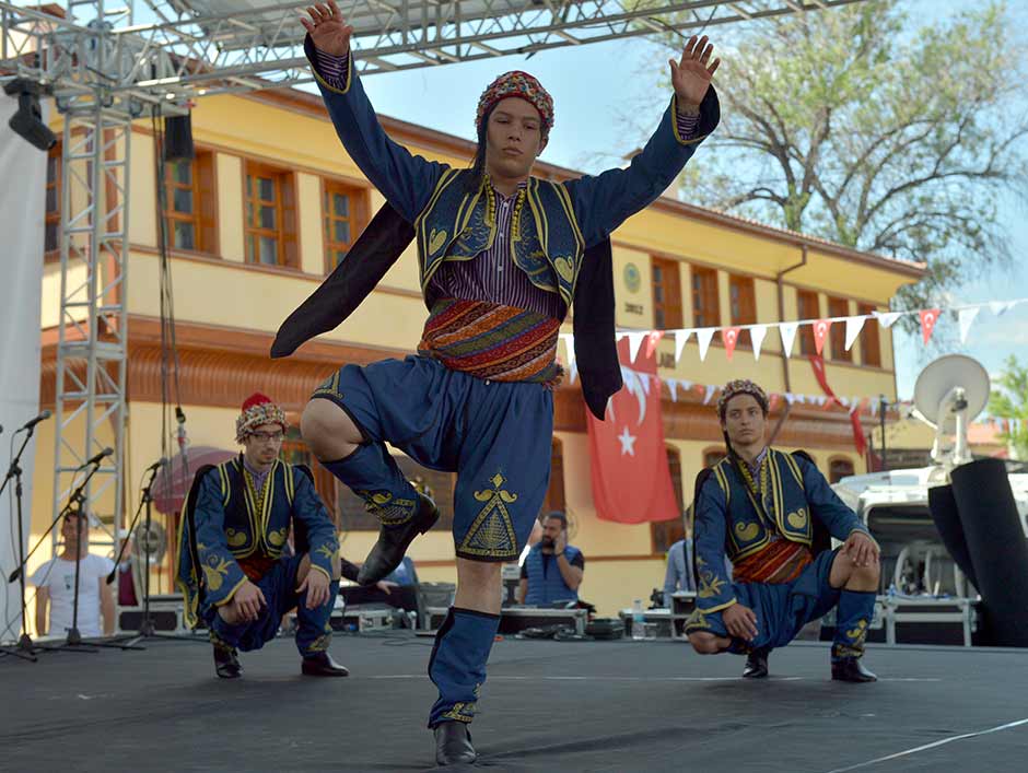 Eskişehir'de, Odunpazarı Belediyesince ikincisi düzenlenen "Uluslararası Ahşap Heykel Festivali"nin açılışı yapıldı.