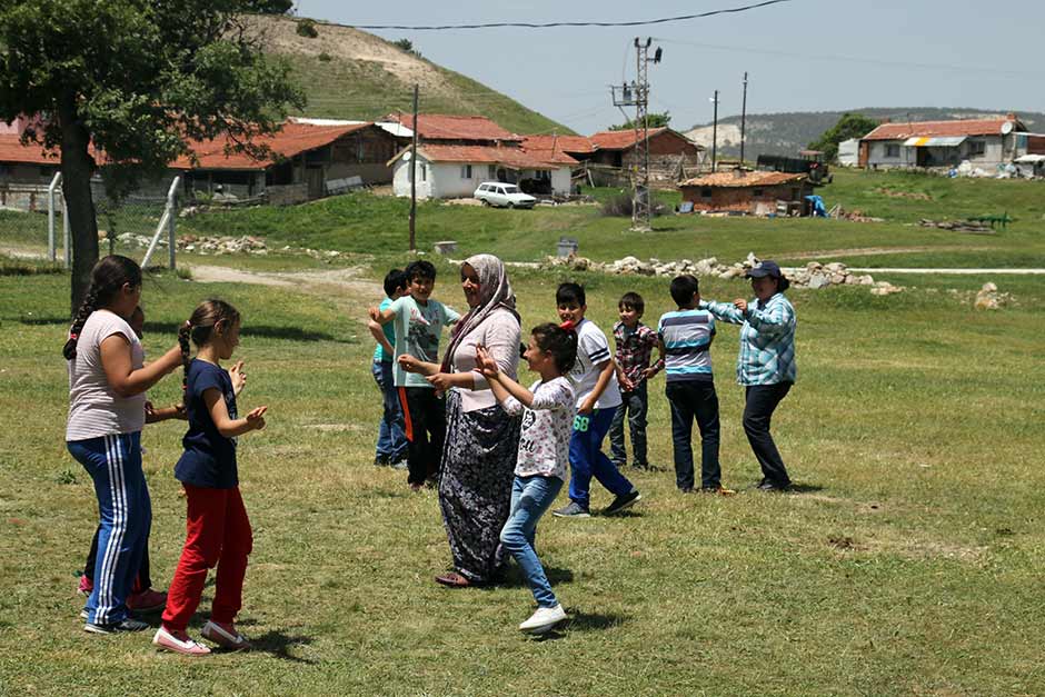 Eskişehir'in Seyitgazi ilçesindeki Kırka Atatürk İlkokulunda okuyan çocuklar aileleri ile birlikte Çörez Yaylasında piknik yaptı.