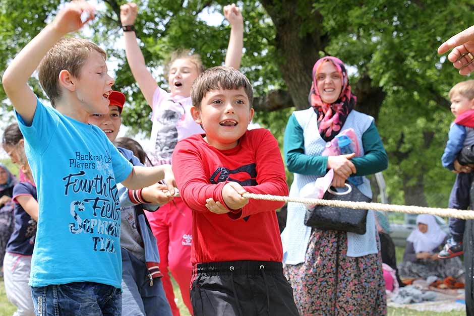 Eskişehir'in Seyitgazi ilçesindeki Kırka Atatürk İlkokulunda okuyan çocuklar aileleri ile birlikte Çörez Yaylasında piknik yaptı.