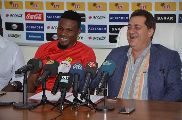 Eskişehirspor, eski futbolcusu Jerry Akaminko ile 3 yıllık sözleşme imzaladı.