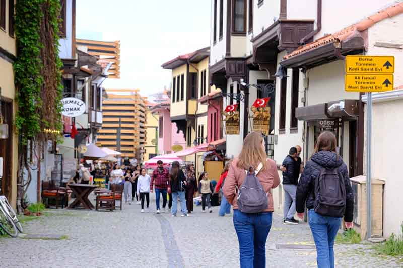 Hafta sonu şehir dışından Eskişehir’e gezmeye gelen vatandaşlar, Eskişehir’i çok beğendiklerini, kendilerine huzur verdiklerini söyledi. 