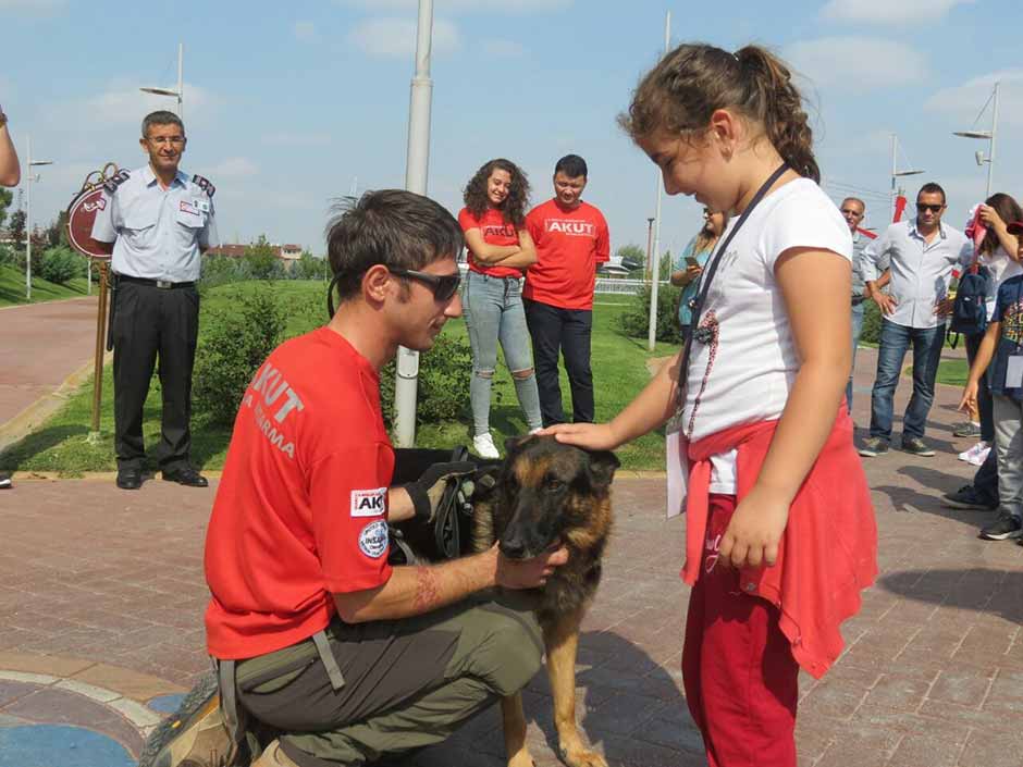 Arama ve Kurtarma Derneği (AKUT) Eskişehir ekibi, 8-12 yaş gurubu çocuklar için eğitim etkinliği düzenledi. 