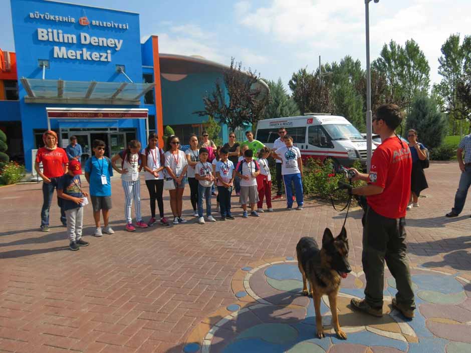 Arama ve Kurtarma Derneği (AKUT) Eskişehir ekibi, 8-12 yaş gurubu çocuklar için eğitim etkinliği düzenledi. 