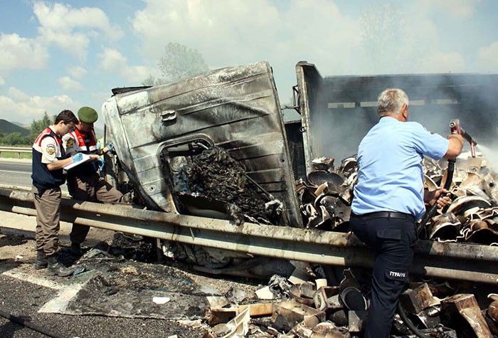 Eskişehir'in Sivrihisar ilçesinde, tırın bariyerlere çarpması sonucu, araçta sıkışan sürücü yanarak öldü.