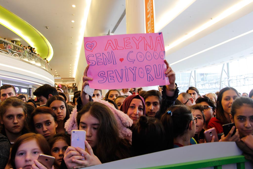 Son dönemin gözde şarkıcılarından Aleyna Tilki, Eskişehir NeoPlus Outlet’te hayranlarıyla bir araya geldi.  Öte yandan, sahnede ayakkabı bağı çözülen Tilki'ye annesi Havva Tilki yardım etti. Annelerin her zaman aynı şefkatle evlatlarına sahip çıktığını söyleyen şarkıcı Tilki, "Tüm annelerin ellerinden öpüyorum." dedi.