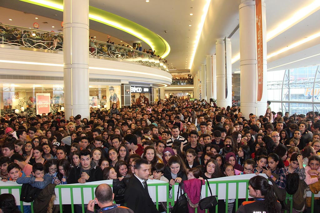 Son dönemin gözde şarkıcılarından Aleyna Tilki, Eskişehir NeoPlus Outlet’te hayranlarıyla bir araya geldi.  Öte yandan, sahnede ayakkabı bağı çözülen Tilki'ye annesi Havva Tilki yardım etti. Annelerin her zaman aynı şefkatle evlatlarına sahip çıktığını söyleyen şarkıcı Tilki, "Tüm annelerin ellerinden öpüyorum." dedi.