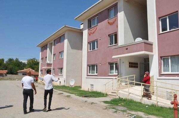 Eskişehir'in Alpu ilçesindeki TOKİ konutlarında yaşayan vatandaşlar, binalarında alt yapı olmamasına isyan etti. Evlerine lağım sularının taştığını, hijyenik olmayan ortamdan dolayı hasta olduklarını ifade eden apartman sakinleri yetkililerden yardım bekliyor. İşte TOKİ binalarından görüntü.
