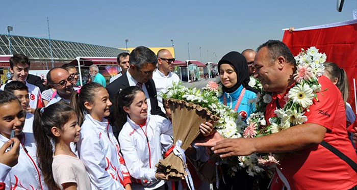 Samsun'da düzenlenen 2017 İşitme Engelliler Olimpiyatları'nda altın madalya kazanan milli karateci Gamze Keresteci, memleketi Eskişehir'de törenle karşılandı.