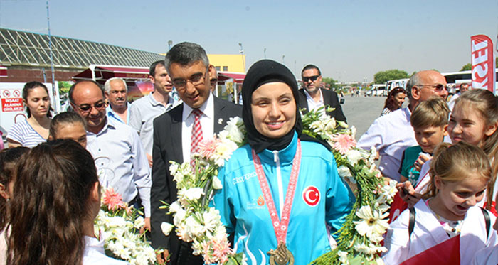 Samsun'da düzenlenen 2017 İşitme Engelliler Olimpiyatları'nda altın madalya kazanan milli karateci Gamze Keresteci, memleketi Eskişehir'de törenle karşılandı.