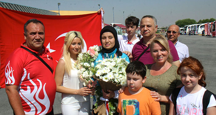 Samsun'da düzenlenen 2017 İşitme Engelliler Olimpiyatları'nda altın madalya kazanan milli karateci Gamze Keresteci, memleketi Eskişehir'de törenle karşılandı.