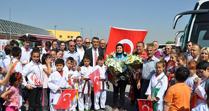 Samsun'da düzenlenen 2017 İşitme Engelliler Olimpiyatları'nda altın madalya kazanan milli karateci Gamze Keresteci, memleketi Eskişehir'de törenle karşılandı.