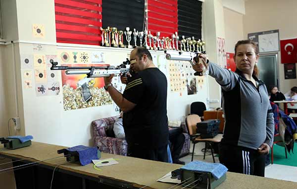 Atıcılık branşında milli takım antrenörlüğü yapan Çalhan çifti, 6 yılda binlerce genci Türk sporuna kazandırdı.