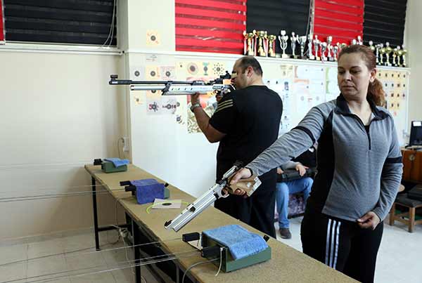 Atıcılık branşında milli takım antrenörlüğü yapan Çalhan çifti, 6 yılda binlerce genci Türk sporuna kazandırdı.