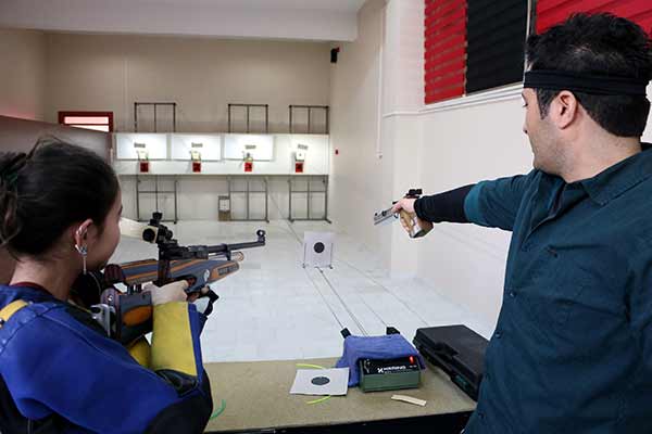 Atıcılık branşında milli takım antrenörlüğü yapan Çalhan çifti, 6 yılda binlerce genci Türk sporuna kazandırdı.