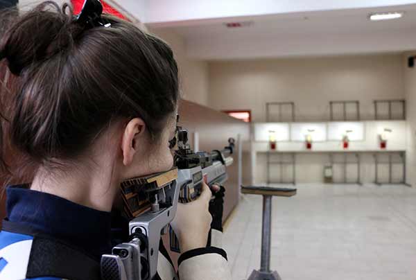 Atıcılık branşında milli takım antrenörlüğü yapan Çalhan çifti, 6 yılda binlerce genci Türk sporuna kazandırdı.