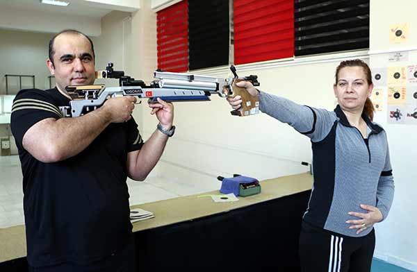 Atıcılık branşında milli takım antrenörlüğü yapan Çalhan çifti, 6 yılda binlerce genci Türk sporuna kazandırdı.