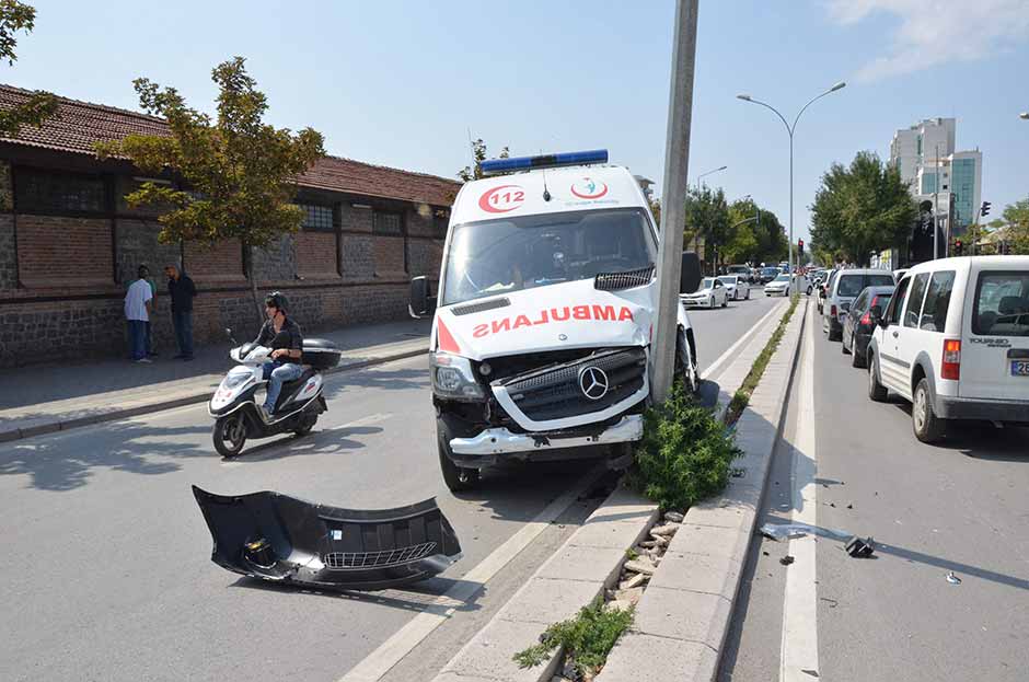 Eskişehir’de yoldan çıkan bir ambulansın elektrik direğine çarpması sonucu trafik kazası meydana geldi. 