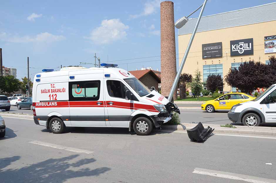 Eskişehir’de yoldan çıkan bir ambulansın elektrik direğine çarpması sonucu trafik kazası meydana geldi. 