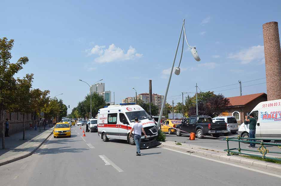 Eskişehir’de yoldan çıkan bir ambulansın elektrik direğine çarpması sonucu trafik kazası meydana geldi. 