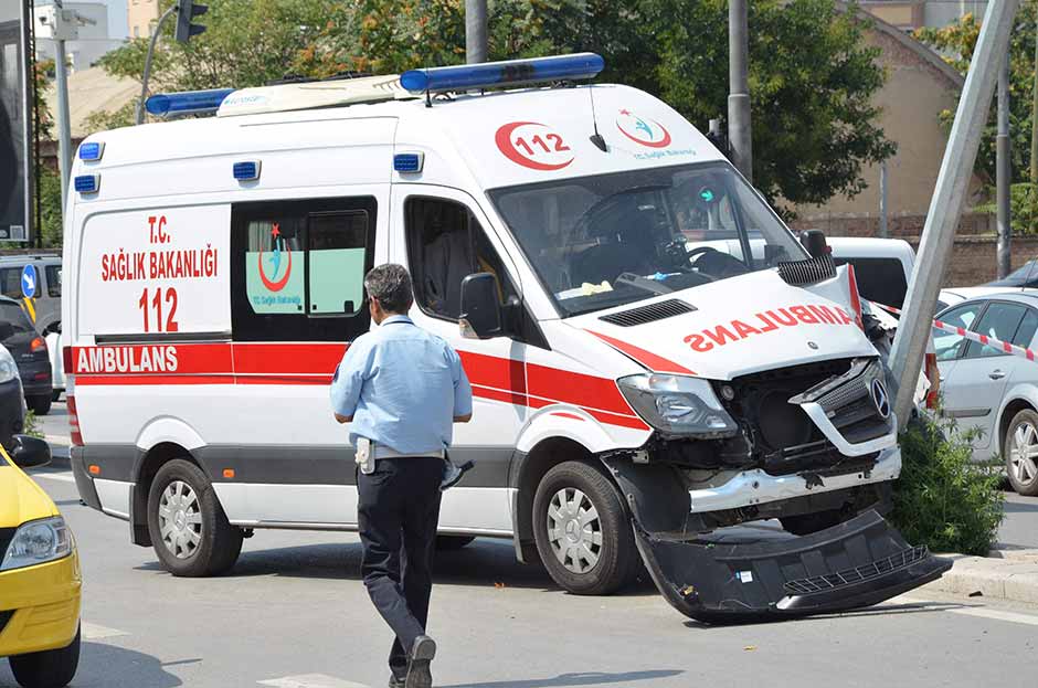 Eskişehir’de yoldan çıkan bir ambulansın elektrik direğine çarpması sonucu trafik kazası meydana geldi. 