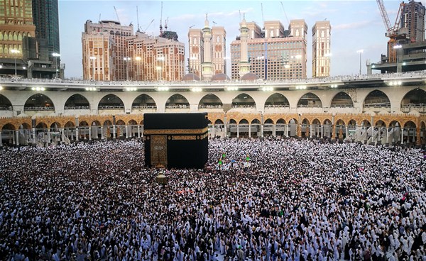 Anadolu Ajansı, "haber", "yaşam" ve "spor" kategorilerindeki 68 seçkin fotoğrafı,  tüm dünyada oylamaya açtı. 