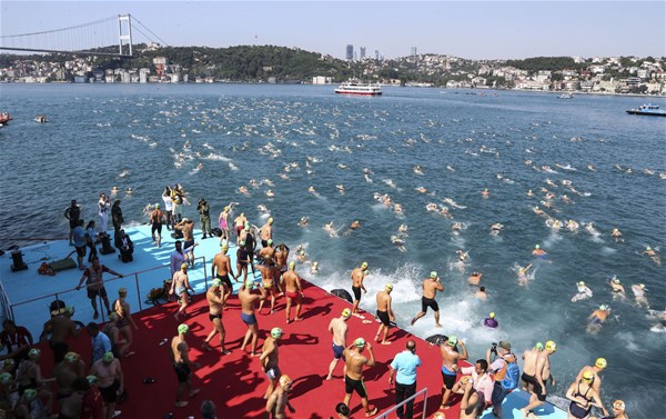 Anadolu Ajansı, "haber", "yaşam" ve "spor" kategorilerindeki 68 seçkin fotoğrafı,  tüm dünyada oylamaya açtı. 