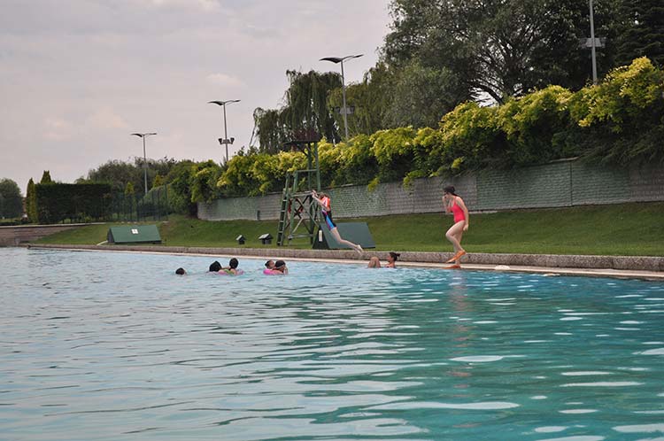 Her yıl binlerce ziyaretçiyi ağırlayan bozkırın ortasındaki deniz olarak nitelendirilen Eskişehir'deki ‘Kent Park Plajı’ yaz sezonuna başladı. Türkiye’nin birçok bölgesinden kenti ziyaret eden insanlara, sıcak havalarda yapay plajla serinleme fırsatı sunuluyor. 