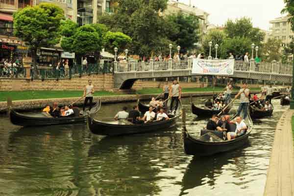 Misafirlerin Eskişehir Büyükşehir Belediyesi’nin turistik tesislerine gösterdiği ilgi göz kamaştırırken, Porsuk Çayı’nda düzenlenen gondol turları da turistlerin vazgeçilmezi oldu. En fazla dört kişinin binebildiği ve haftanın 7 günü hizmet veren gondollarda artan ilgi nedeniyle sayı ve sefer sayısı da artırıldı. Daha önce 7 gondolun 9 personelle hizmet verdiği turlarda artık 10 gondol ve 13 gondol sürücüsü görev alıyor.