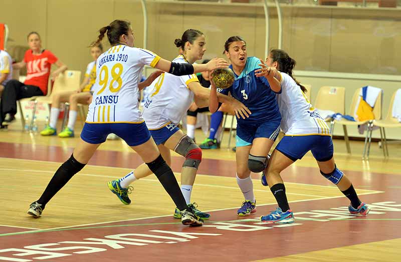 Hentbol Bayanlar Süper Lig play-out maçında Anadolu Üniversitesi, sahasında Ankara 1910'u 34-33 mağlup etti. 