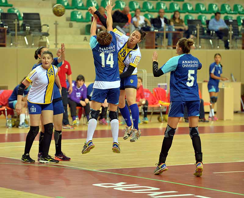 Hentbol Bayanlar Süper Lig play-out maçında Anadolu Üniversitesi, sahasında Ankara 1910'u 34-33 mağlup etti. 