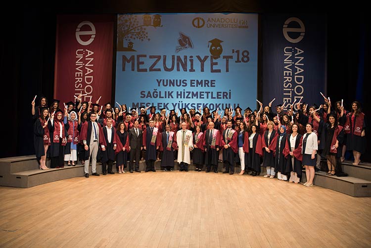 Anadolu Üniversitesi'nin 2017-2018 eğitim-öğretim yılı mezuniyet törenleri başladı. 