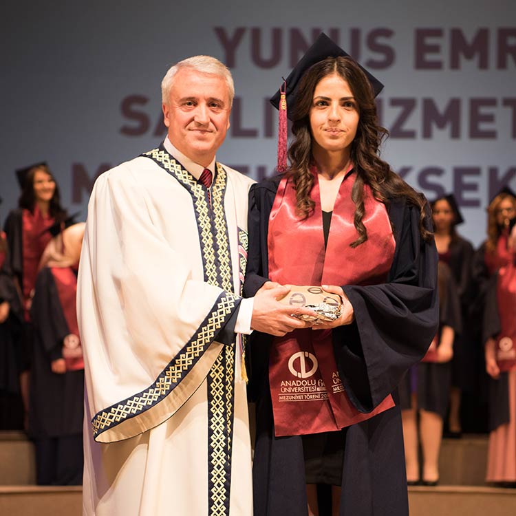 Anadolu Üniversitesi'nin 2017-2018 eğitim-öğretim yılı mezuniyet törenleri başladı. 