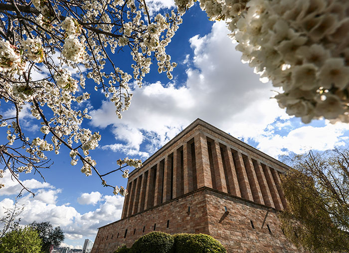 Türkiye Cumhuriyeti'nin kurucusu Mustafa Kemal Atatürk'ün ebedi istirahatgahı Anıtkabir, çevresinde bulunan ağaçların ilkbahar mevsiminde çiçek açmasıyla farklı bir güzelliğe büründü.