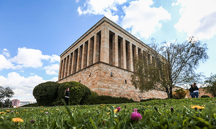 Türkiye Cumhuriyeti'nin kurucusu Mustafa Kemal Atatürk'ün ebedi istirahatgahı Anıtkabir, çevresinde bulunan ağaçların ilkbahar mevsiminde çiçek açmasıyla farklı bir güzelliğe büründü.