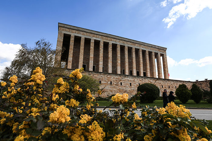 Türkiye Cumhuriyeti'nin kurucusu Mustafa Kemal Atatürk'ün ebedi istirahatgahı Anıtkabir, çevresinde bulunan ağaçların ilkbahar mevsiminde çiçek açmasıyla farklı bir güzelliğe büründü.