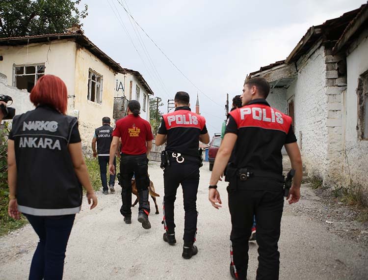 Ankara'da Narkotik Suçlarla Mücadele Daire Başkanlığı tarafından "Narko-Park", "Narko-Metruk", "Narko-Sokak" ve "Narko-İlçe" adlarıyla eş zamanlı uyuşturucu operasyonu düzenlendi.