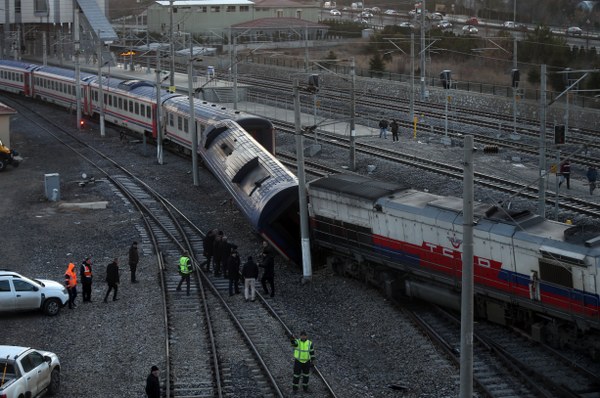 Ankara'da temizlik ve bakım için Marşandiz'de bulunan atölyeye giden boş trenin, bir lokomotif ve bir jeneratör vagonu 06.30 sularında raydan çıktı. 