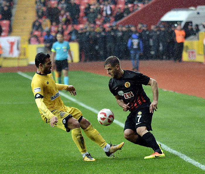 TFF 1. Lig'in 11. haftasında Eskişehirspor sahasında Ankaragücü'ne mağlup oldu. Karşılaşmaya etkili başlayan taraf Eskişehirspor’du. Maç boyunca gol pozisyonlarına giren taraf bizdik ancak Ankaragücü az bulduğu pozisyonları gole dönüştürerek sahamızdan galibiyetle ayrılan taraf oldu. Eskişehirspor: 1 - Ankaragücü: 3