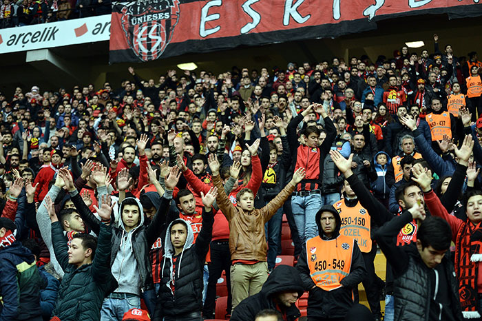 TFF 1. Lig'in 11. haftasında Eskişehirspor sahasında Ankaragücü'ne mağlup oldu. Karşılaşmaya etkili başlayan taraf Eskişehirspor’du. Maç boyunca gol pozisyonlarına giren taraf bizdik ancak Ankaragücü az bulduğu pozisyonları gole dönüştürerek sahamızdan galibiyetle ayrılan taraf oldu. Eskişehirspor: 1 - Ankaragücü: 3