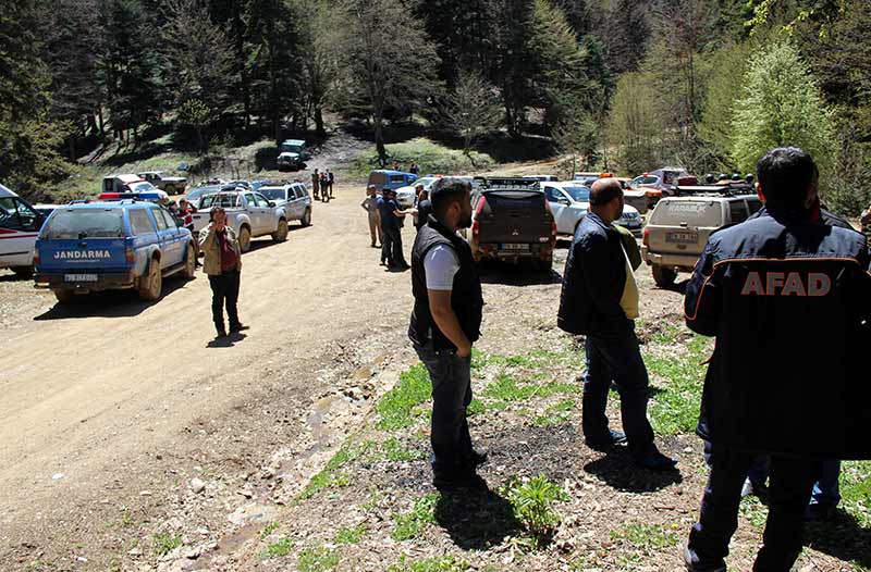 Eskişehir’den kalkan askeri bir helikopter ile İnsanlı Hava Aracı bölgede tarama yapılıyor. Sürekli alan genişletilerek çalışmalar devam ediyor...