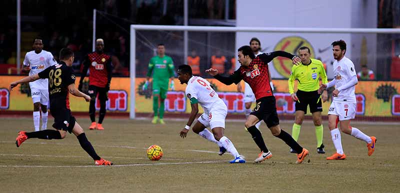 Tarihinin en kötü sezonlarından birini geçiren ve ligin dibinde yer alan Eskişehirspor 21. maçındaki 5. galibiyetini, geçen haftanın flaş takımı Antalyaspor'u 3-2 yenerek aldı.