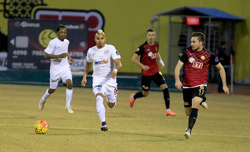 Tarihinin en kötü sezonlarından birini geçiren ve ligin dibinde yer alan Eskişehirspor 21. maçındaki 5. galibiyetini, geçen haftanın flaş takımı Antalyaspor'u 3-2 yenerek aldı.