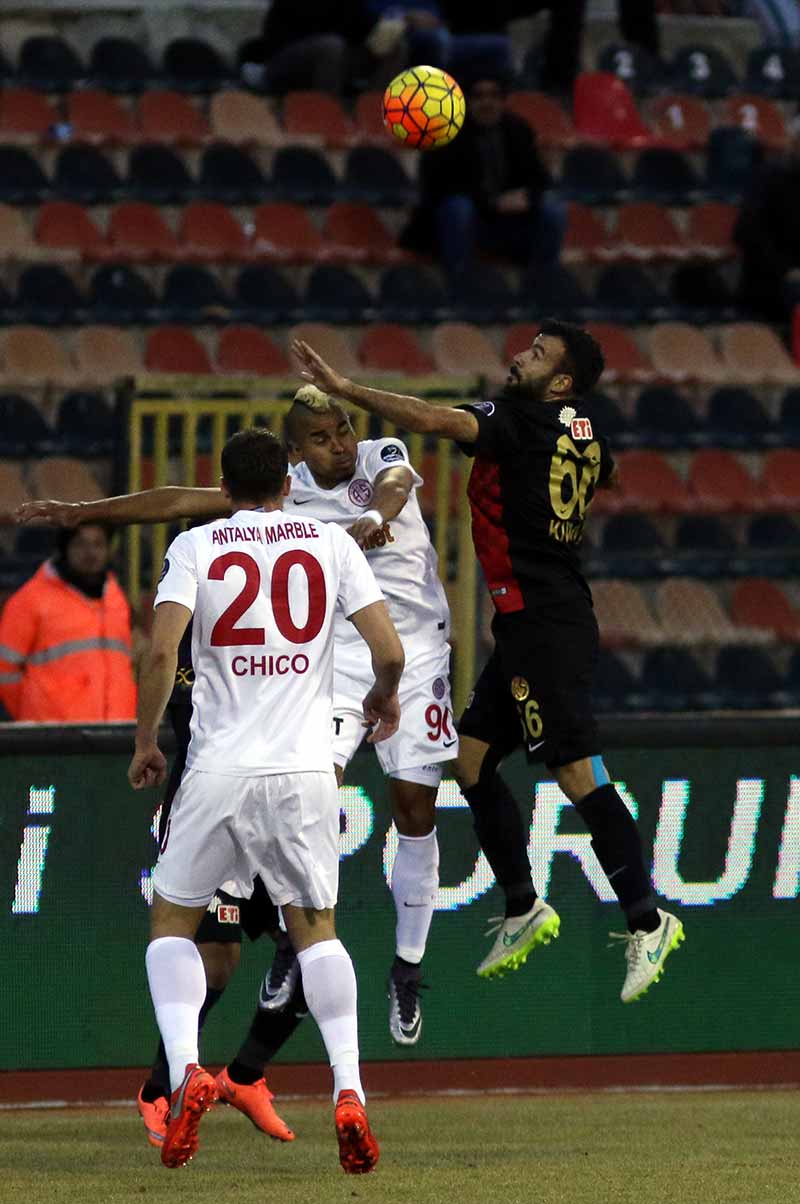 Tarihinin en kötü sezonlarından birini geçiren ve ligin dibinde yer alan Eskişehirspor 21. maçındaki 5. galibiyetini, geçen haftanın flaş takımı Antalyaspor'u 3-2 yenerek aldı.